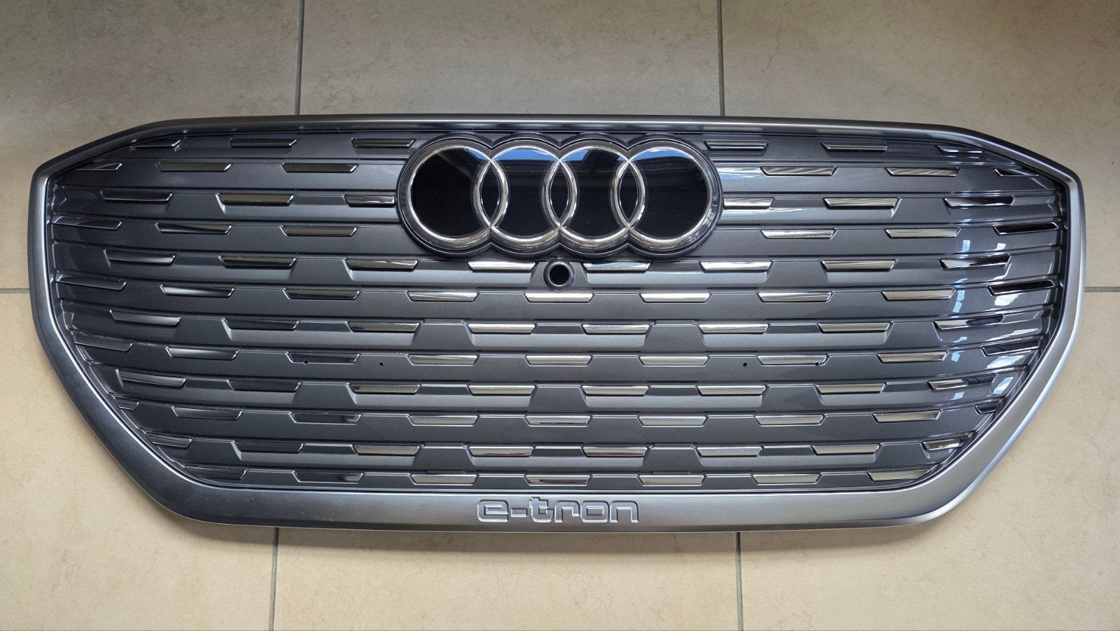Originele Audi Q4 Grill S-line, Autos : Pièces & Accessoires, Carrosserie & Tôlerie, Enlèvement, Avant, Audi