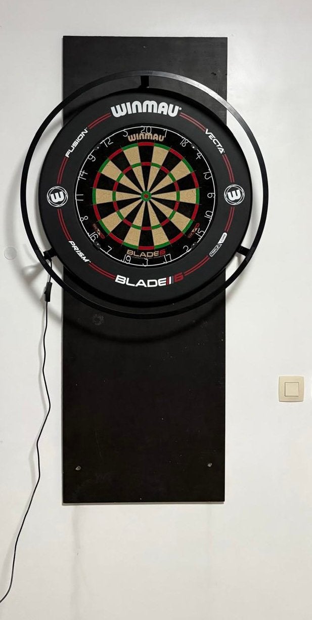Complete Winmau Blade 6 darts setup + verlichting + darts, Sport en Fitness, Ophalen, Zo goed als nieuw, Dartbord met pijlen