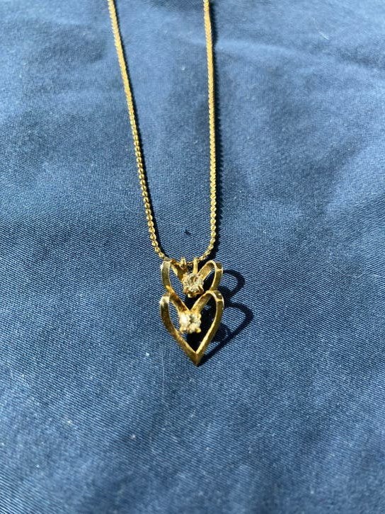 Fijne goudkleurige ketting met dubbele hartjeshanger, Ophalen of Verzenden, Zo goed als nieuw