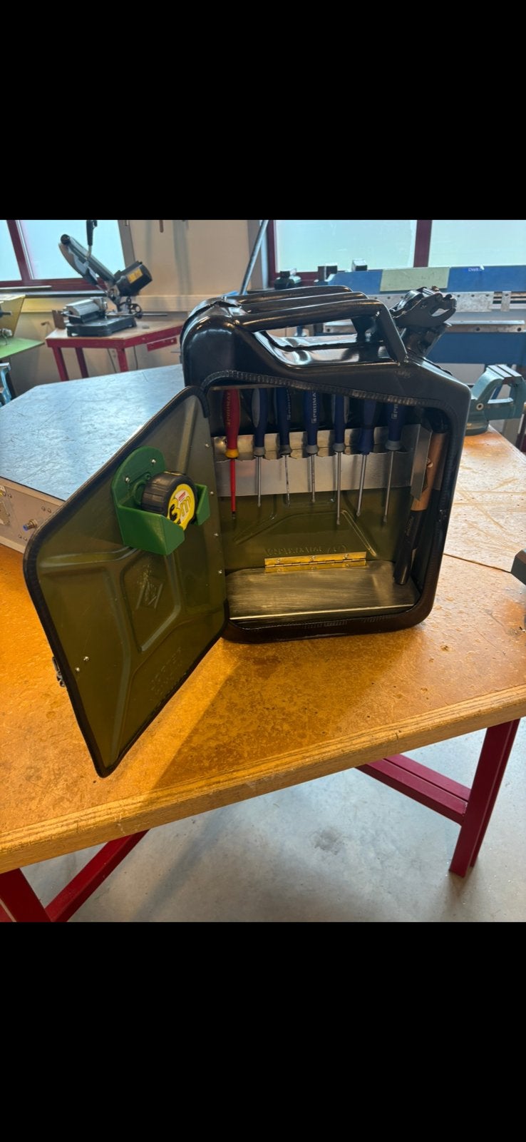 Jerrycan voor gereedschap, Doe-het-zelf en Bouw, Gereedschap | Handgereedschap, Ophalen of Verzenden, Zo goed als nieuw