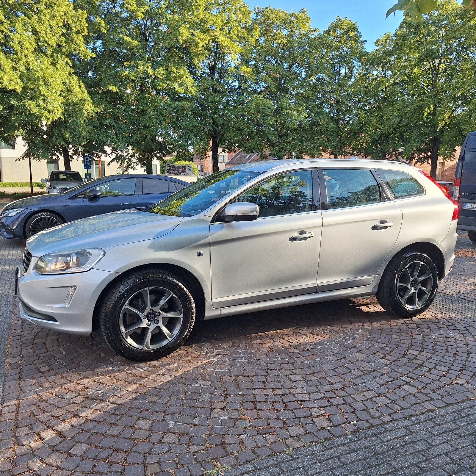 Volvo XC60 D3 Automatique — 235 000 km — 11 000€ négociables, Autos, Cuir, Argent ou Gris, Euro 6, Entreprise