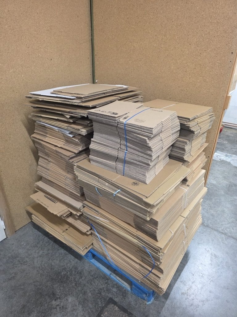 5 palettes de boîtes en carton de différentes tailles, Articles professionnels, Enlèvement