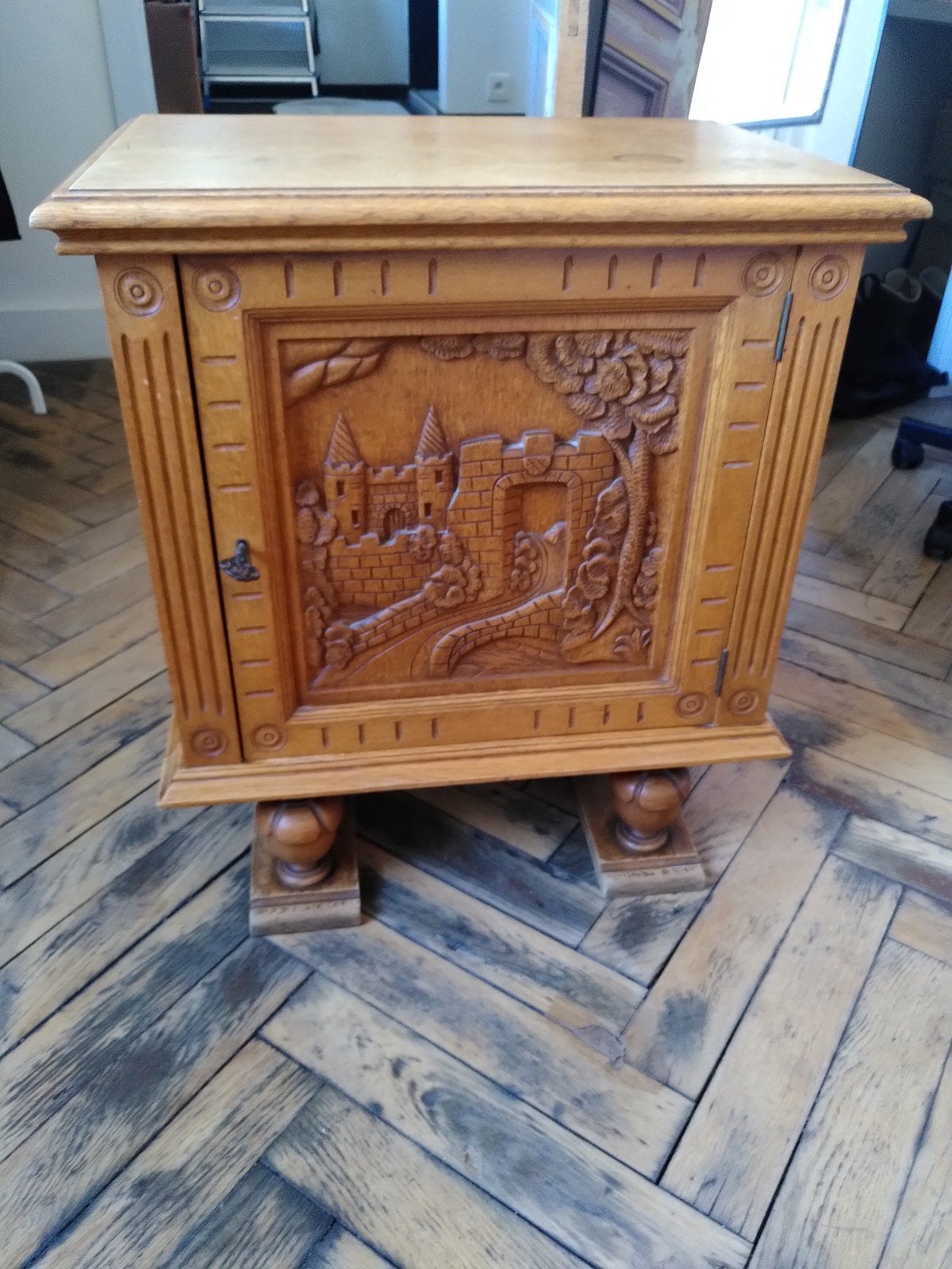 petite armoire chateau, Enlèvement