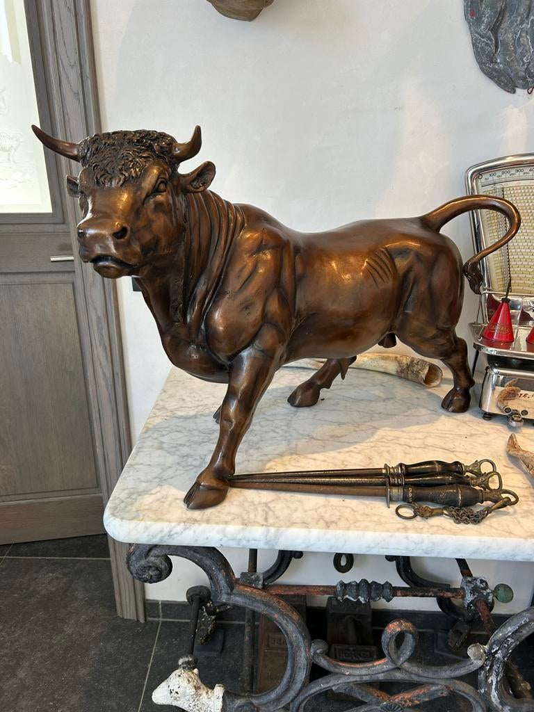 Prachtige mooie grote bronzen stier 80cm lang, Antiquités & Art, Enlèvement, Bronze