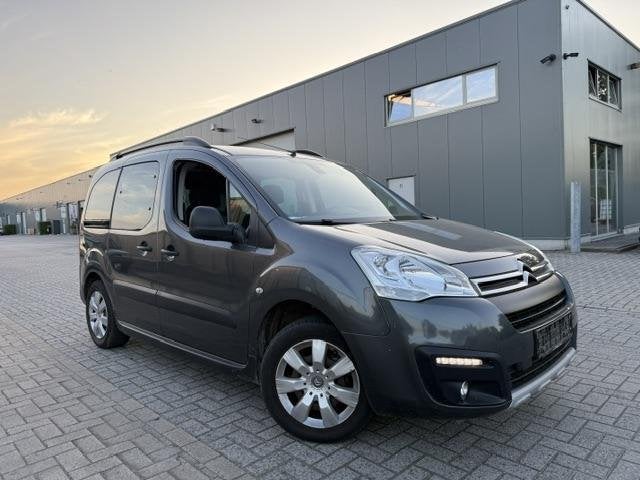 Citroën Berlingo 1.2 Benzine | Trekhaak | 5 zit | 1 JAAR GA, Auto's, Citroën, Voorwielaandrijving, Monovolume, Gebruikt, 1295 kg