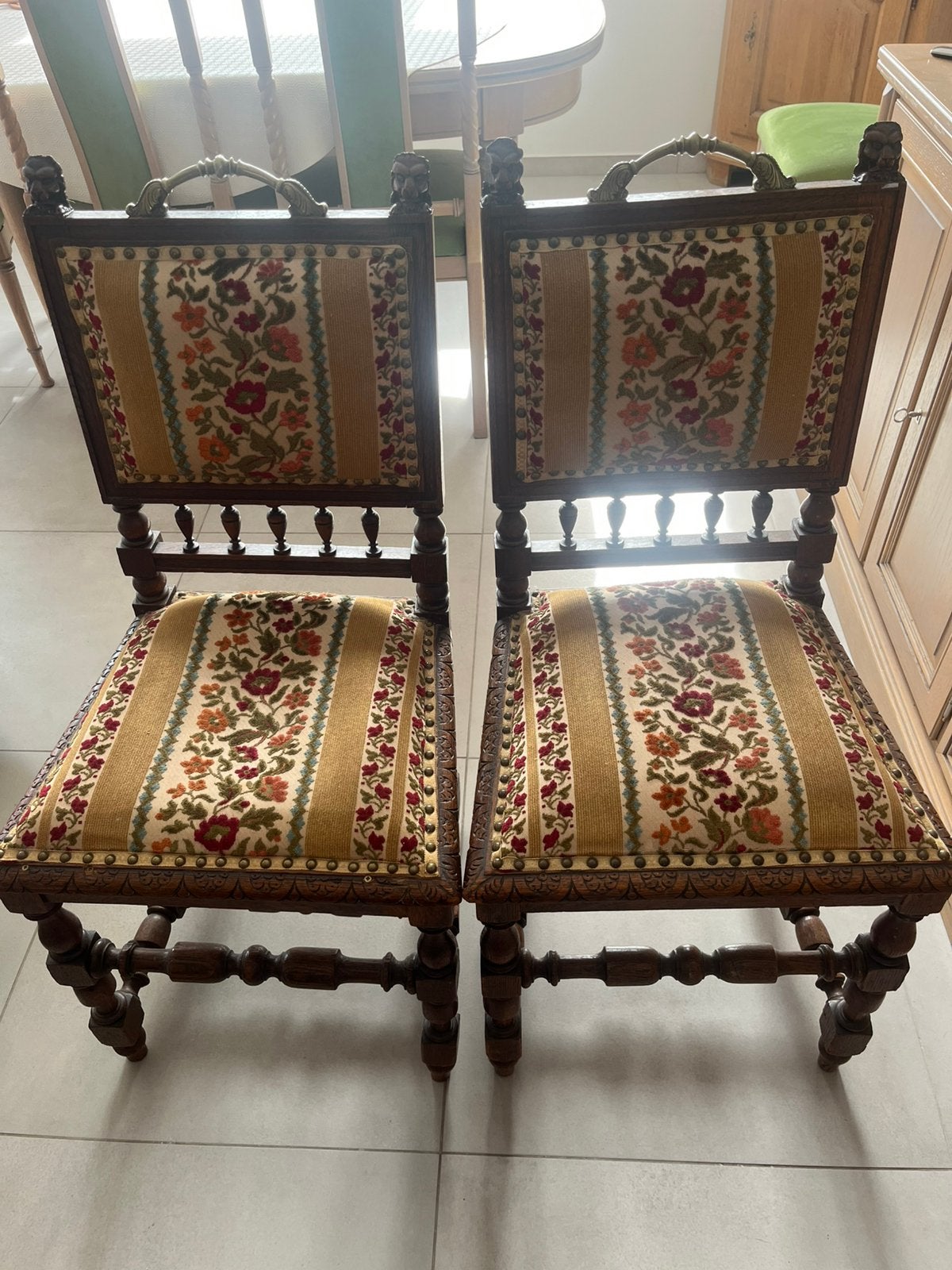 Deux anciennes chaises en bois sculpté, Enlèvement