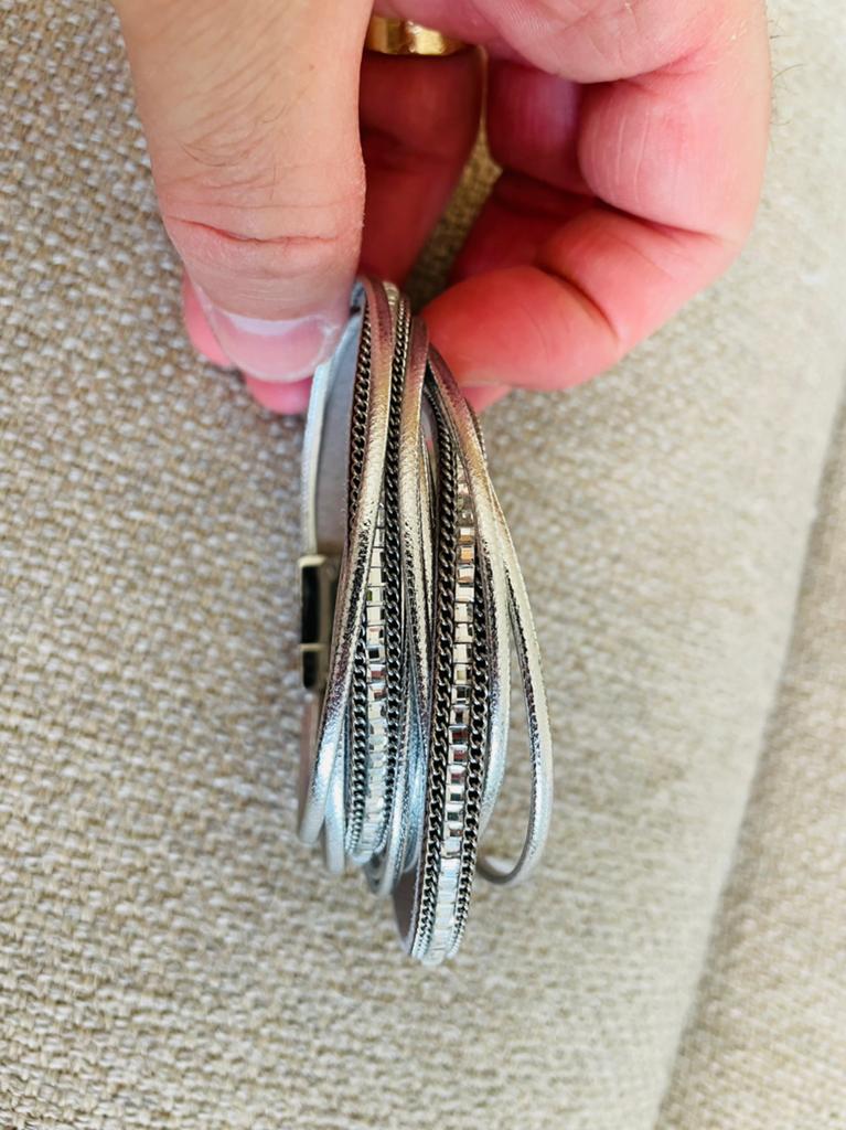 Zilverkleurige dames armband, Handtassen en Accessoires, Armbanden, Ophalen of Verzenden, Zo goed als nieuw