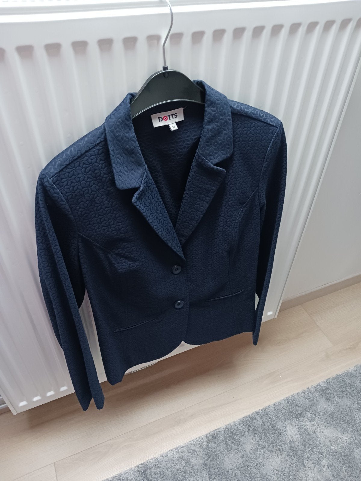 Blauw jasje merk Dotts net als nieuw te koop.M 42, Kleding | Dames, Jasjes, Kostuums en Pakken, Ophalen, Blauw, Dotts, Maat 42/44 (L)