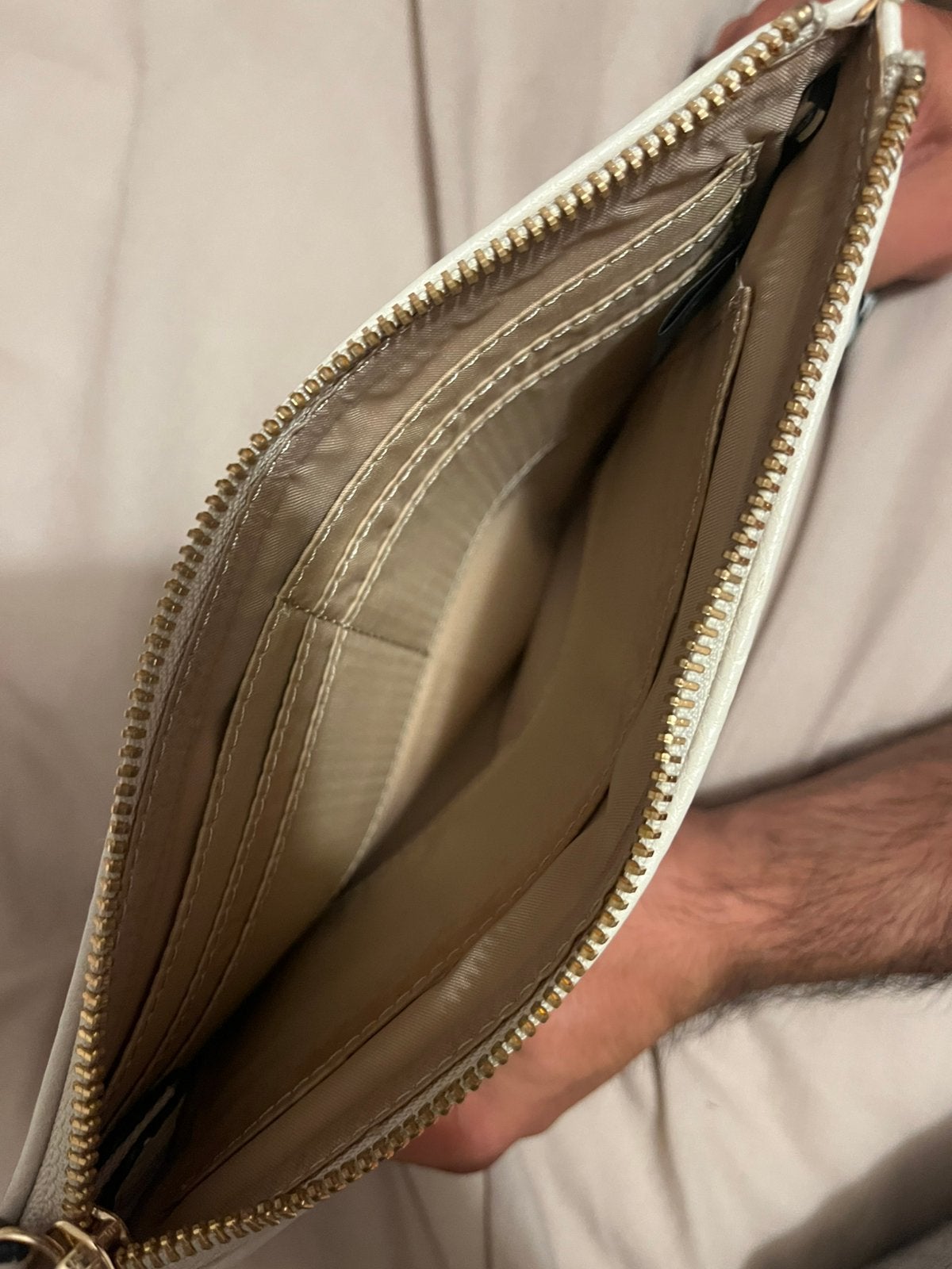 creme kleurige guess clutch, Handtassen en Accessoires, Verzenden, Zo goed als nieuw, Guess