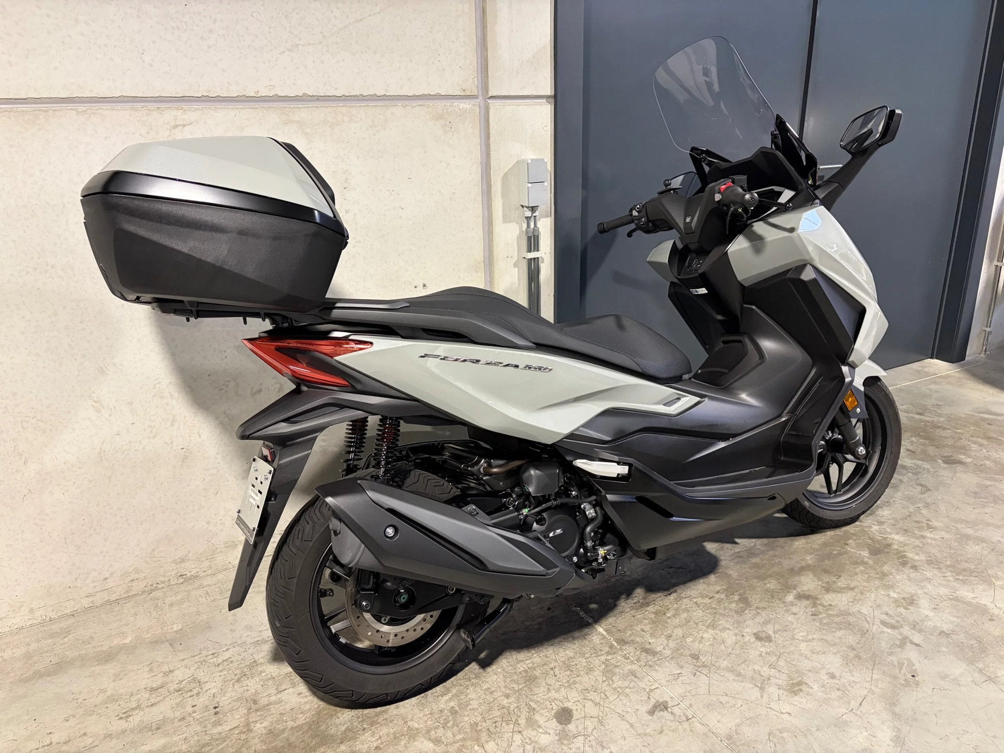 Honda Forza 350 luxescooter met keyless contact en topcase e, Scooter, Automaat, 350 cc, 12 t/m 35 kW