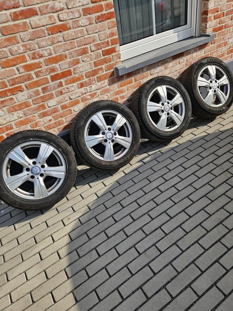 Tyfoon banden 205-55R16 van Mercedes B Klasse, Ophalen, Band(en)