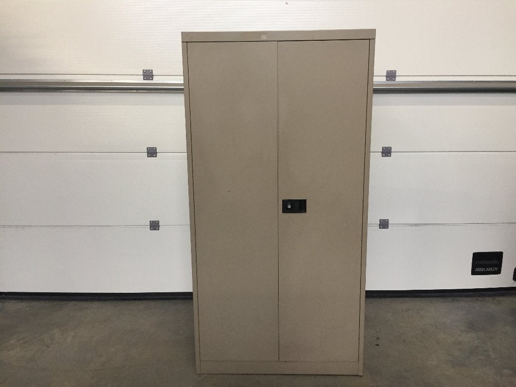 (142) Metalen 2 deuren kast met legplanken, Ophalen, Zo goed als nieuw