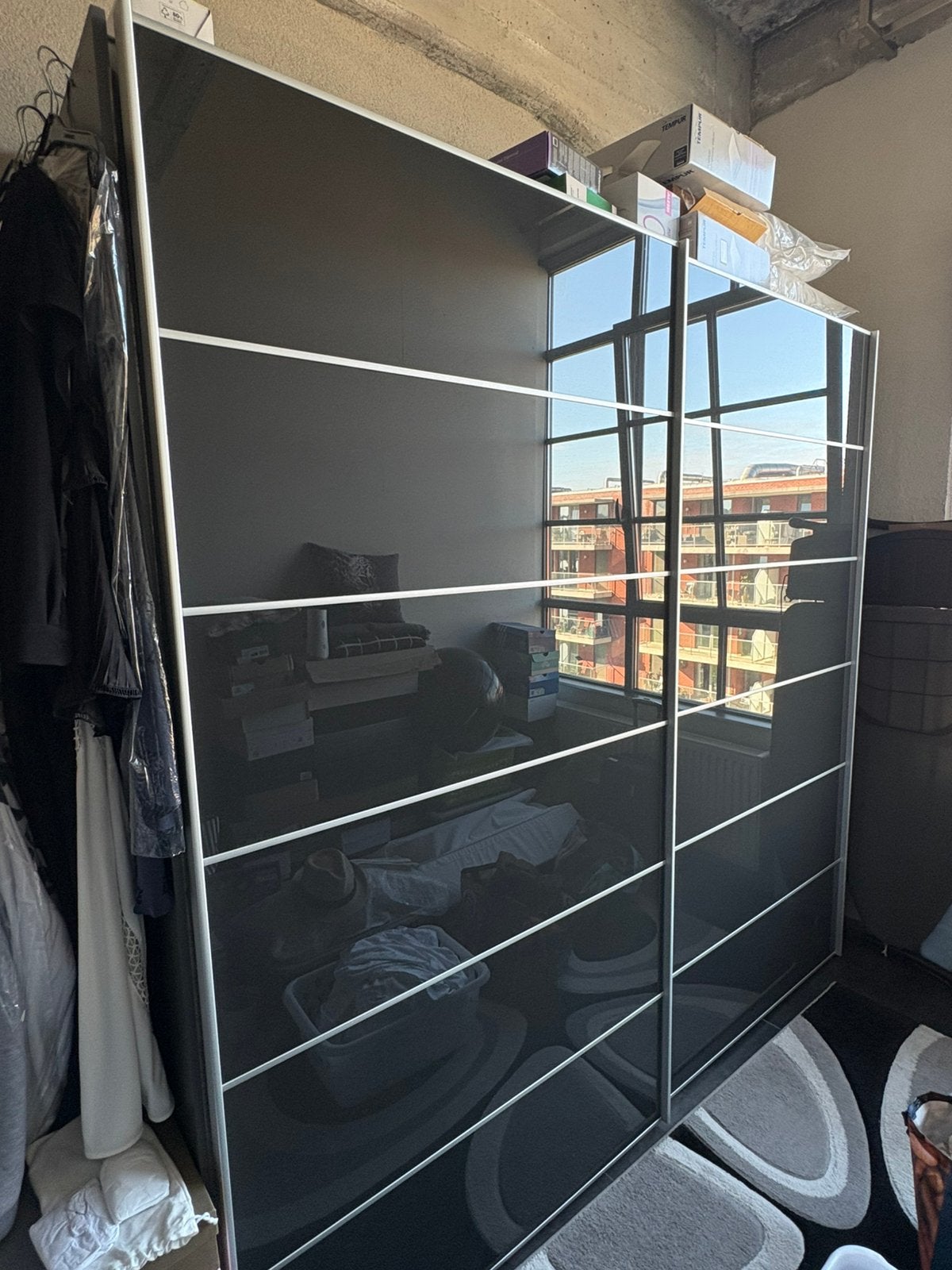 Armoire moderne 225  220 cm — porte coulissante verre foncé, Enlèvement, Utilisé