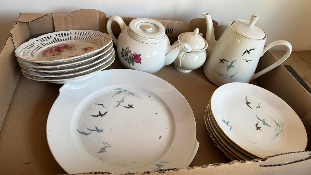 Koffiepotten, bordjes, suikerpodje, Enlèvement