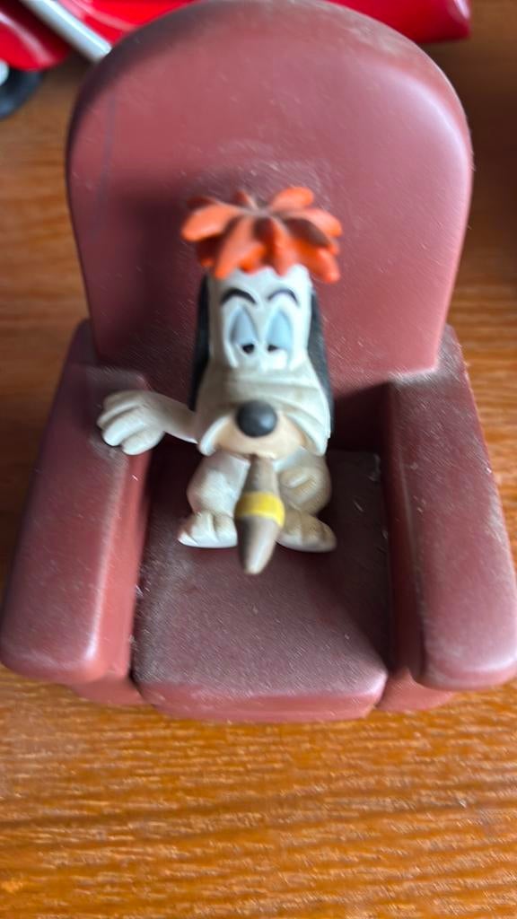 Figurine tombante sur une chaise, 5 cm de haut, intacte, Enlèvement, Comme neuf