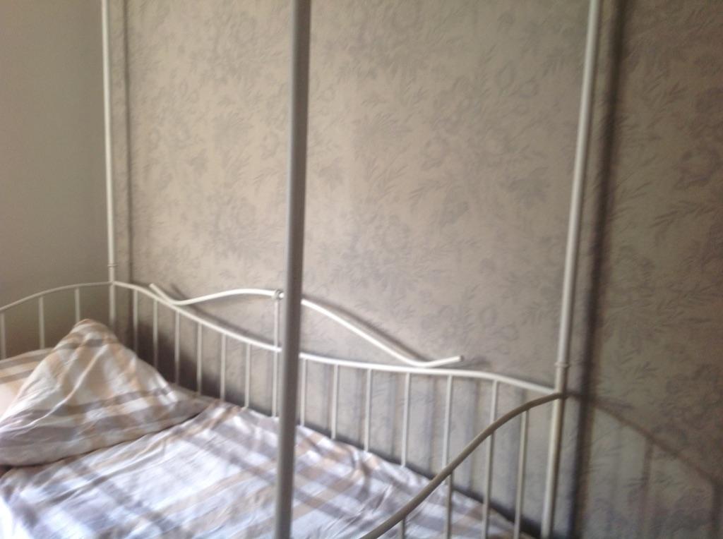 Metalen eenpersoonsbed met matras en lattenbodem, Ophalen, 90 cm, Eenpersoons, Vintage