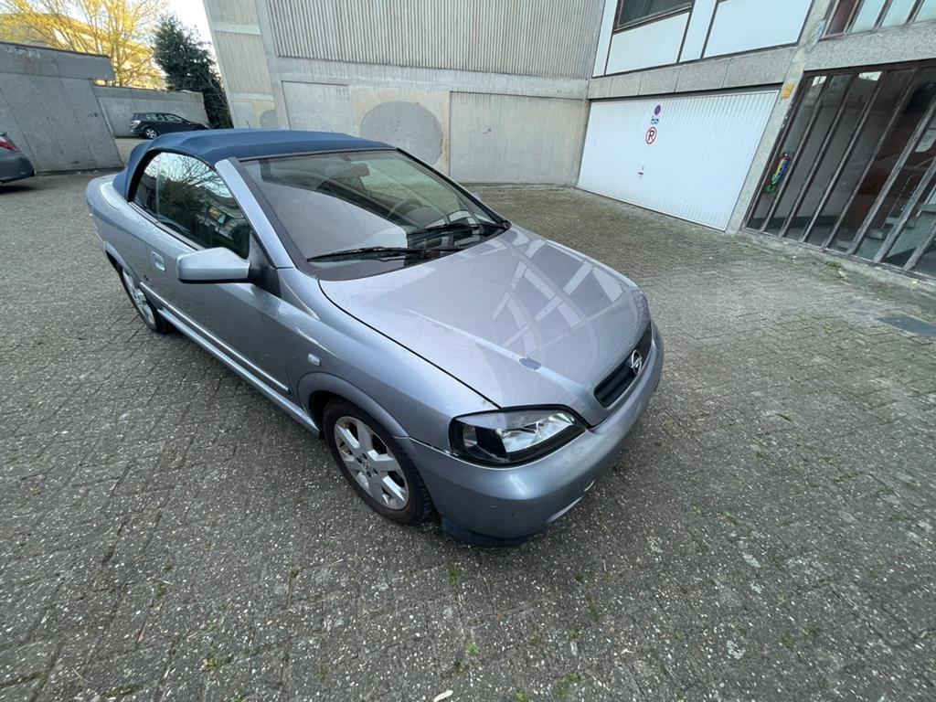 Opel Astra Bertone Cabriolet 1.6 benzine Gekeurd v.vk., Auto's, Voorwielaandrijving, Stof, Zwart, 4 cilinders
