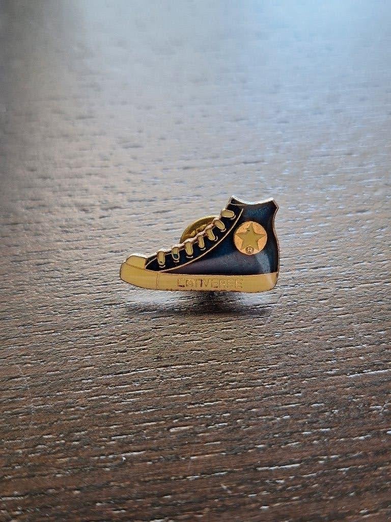 PIN - Converse (Blauw), Verzamelen, Speldjes, Pins en Buttons, Zo goed als nieuw, Speldje of Pin, Merk, Ophalen of Verzenden
