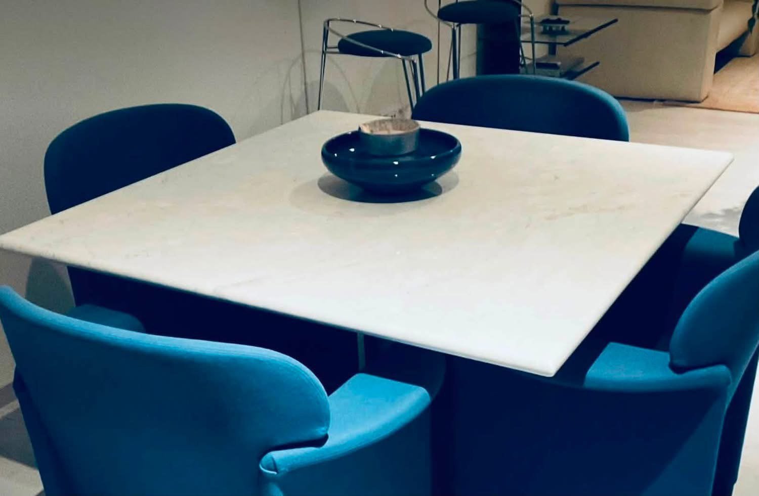 Tafel met voet - blad in Carrara marmer, Huis en Inrichting, Tafels | Eettafels, Ophalen, Zo goed als nieuw