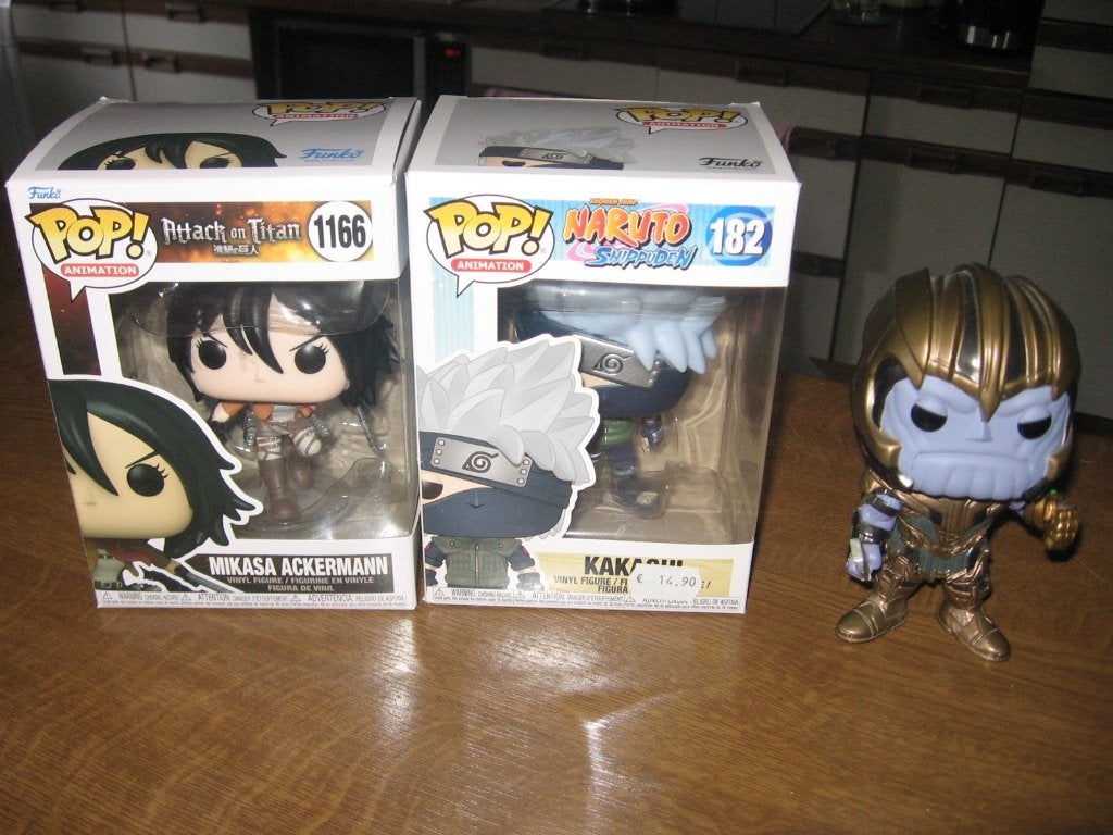 2 funko pops attack on titan 1 marvel ( thanos )  bobbelhead, Ophalen, Gebruikt