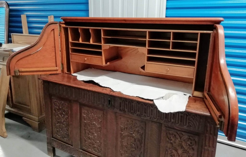 Dessus de bureau américain, Enlèvement