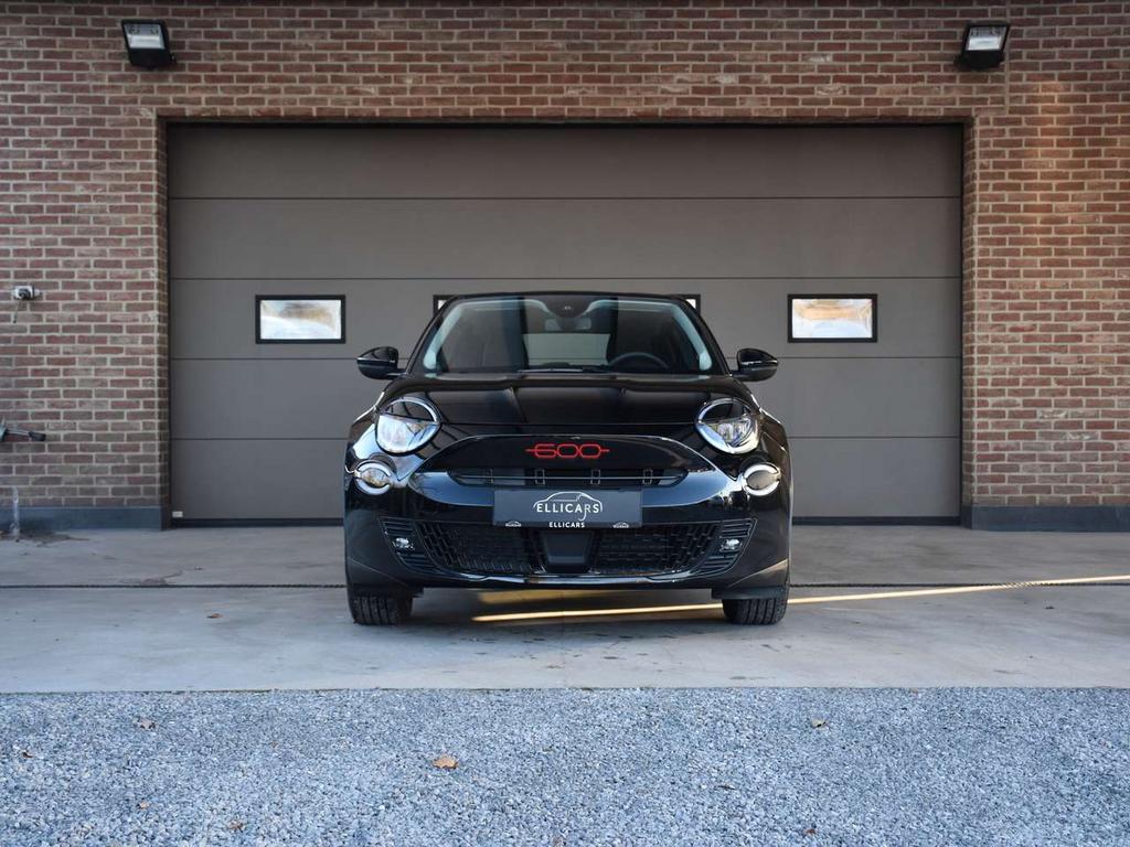 Fiat 600e 51 KWH / SOH 96% / RED / CARPLAY / LED / DAB / PS, Auto's, Fiat, Zwart, 0 kg, 5 deurs, 156 pk
