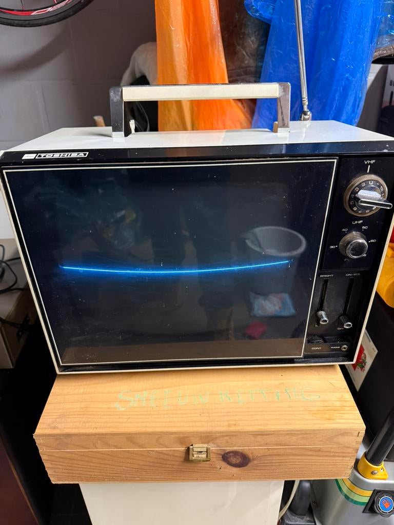 Vintage draagbare Toshiba CRT televisie model 12TE, Ophalen, Gebruikt, Toshiba