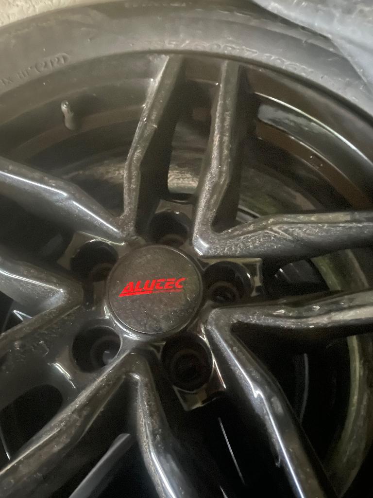 À vendre pneu sur jante, Autos : Pièces & Accessoires, Pneus & Jantes, Pneus et Jantes, Pneus hiver, Véhicule de tourisme, 18 pouces