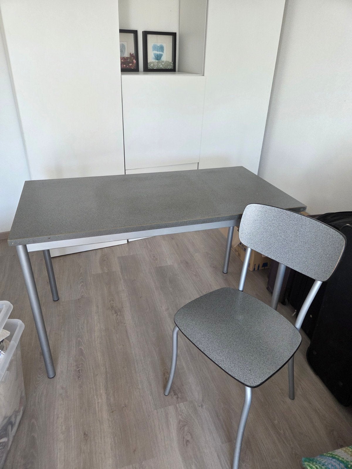 Table de cuisine + 3 chaises, Enlèvement