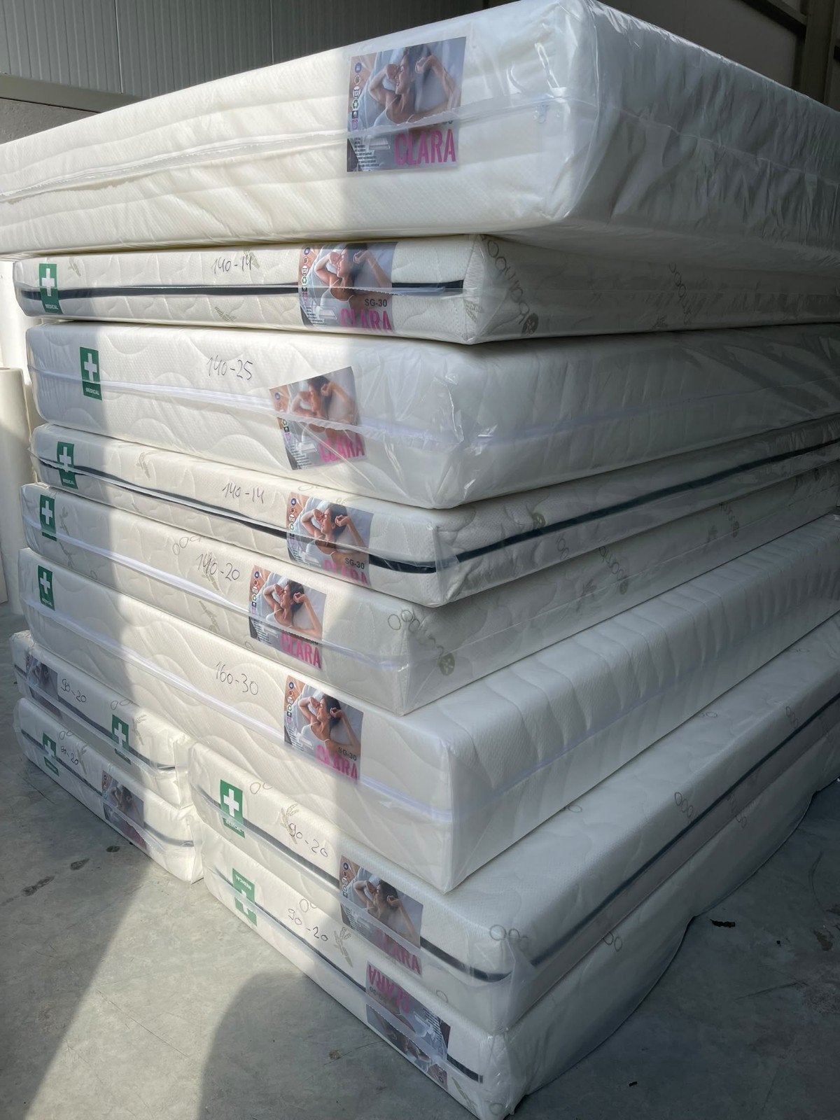 Matelas disponibles en 90x200, 140x200, 160x200, 180x200, Envoi, Neuf, Mousse rigide (PIR)