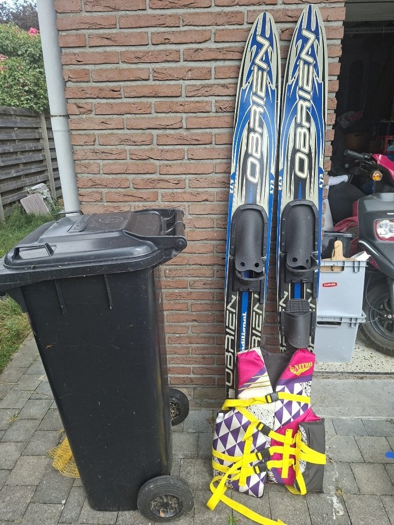 waterski's met zwemvestje en eventueel ook skipak, Watersport en Boten, Waterski's, Ophalen, Gebruikt, 130 tot 160 cm, Waterski's
