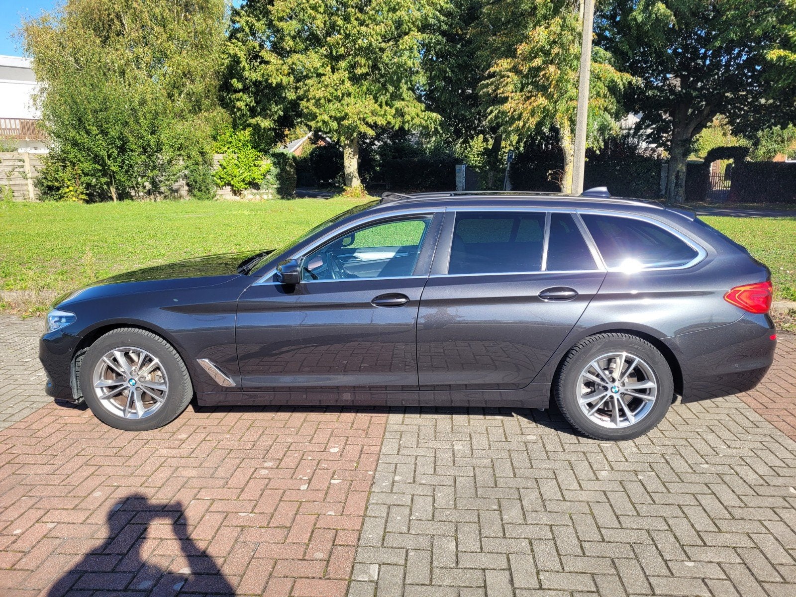 BMW 518d Touring G31 Automatique, Autos, Argent ou Gris, Euro 6, Entretenue par le concessionnaire, Noir