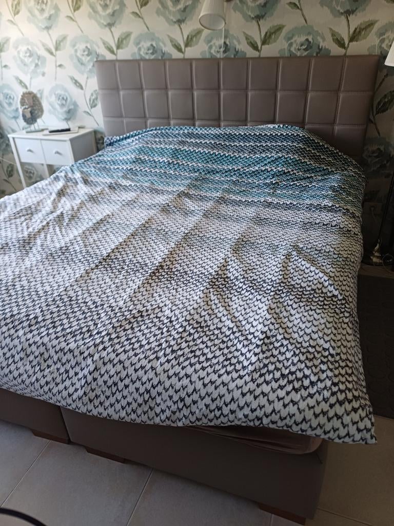 Boxspring taupe 180 x 200 (vanaf 22 mei), Huis en Inrichting, Slaapkamer | Boxsprings, Ophalen