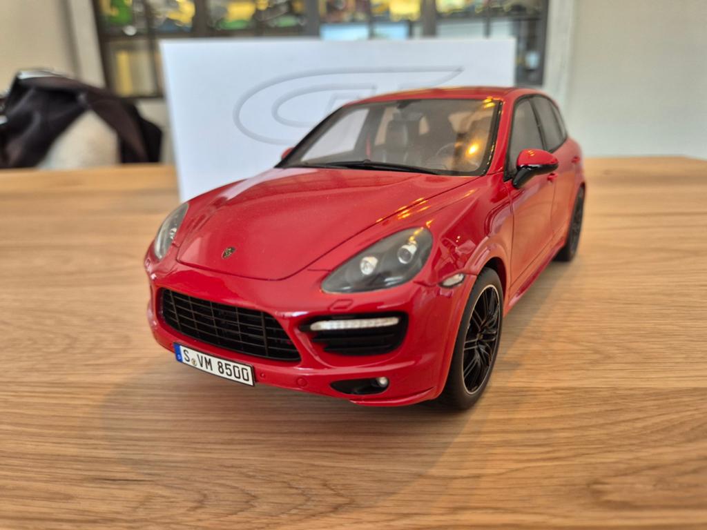 Porsche Cayenne Turbo 1/18 GT Spirit - Carmine RED GT020B, Hobby en Vrije tijd, Modelauto's | 1:18, Ophalen, Zo goed als nieuw