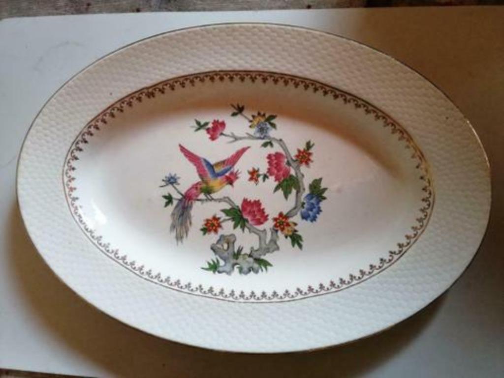 Plat ovale en faïence de Saint Amand décor paradise long 32, Enlèvement ou Envoi