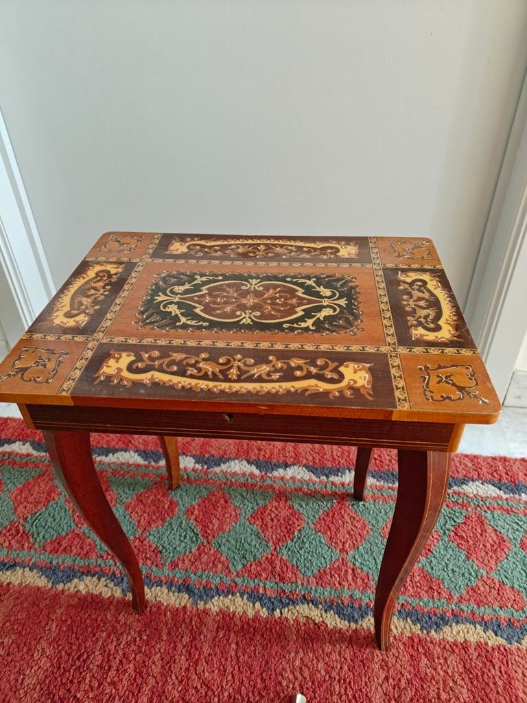 Houten bijzettafel met inlegvakken en muziek. Jaren '50, Antiquités & Art, Antiquités | Meubles | Tables, Enlèvement