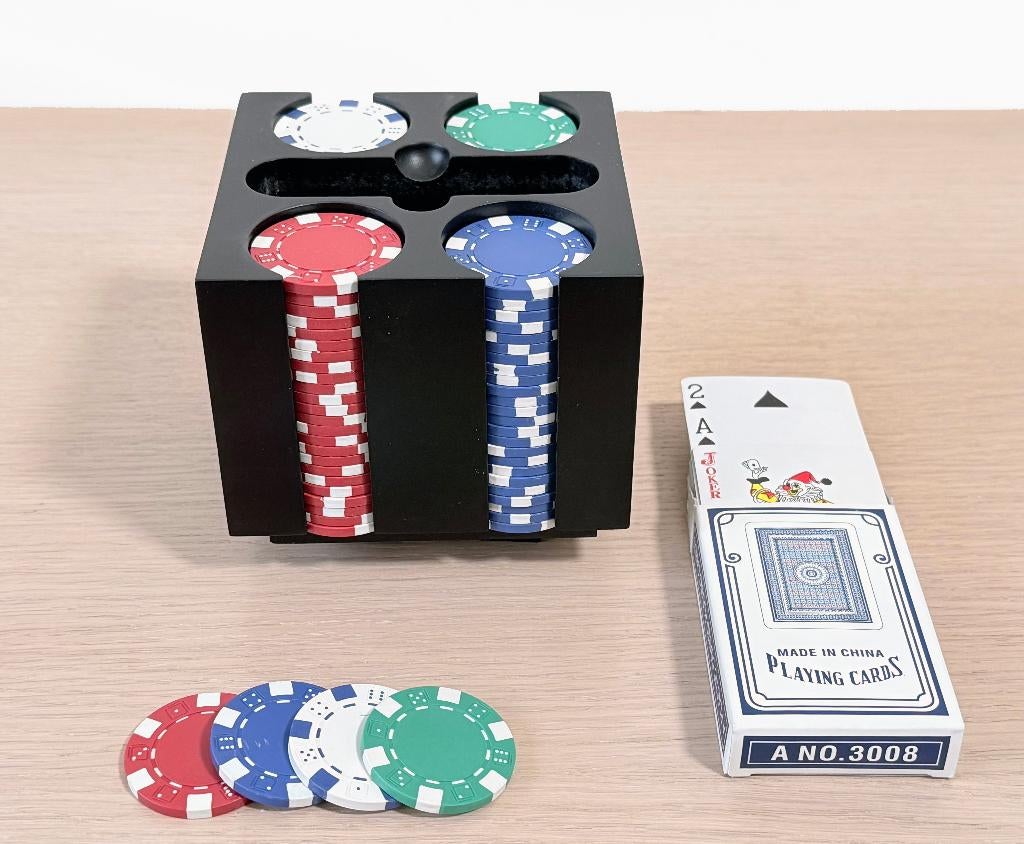 Poker set met speelkaarten en 100 gekleurde pokerchips, Een of twee spelers, Ophalen of Verzenden, Zo goed als nieuw, Andere