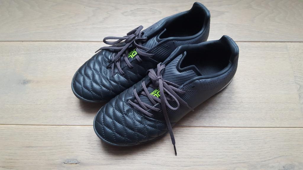 Zwarte lederen voetbalschoenen voor kunstgras maat 40, Enlèvement ou Envoi, Comme neuf, Chaussures