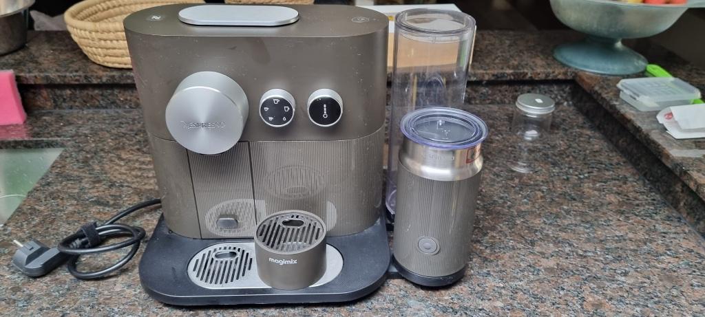Magimix Nespresso, Machine à espresso, Réservoir d'eau amovible, Dosettes et capsules de café, Utilisé