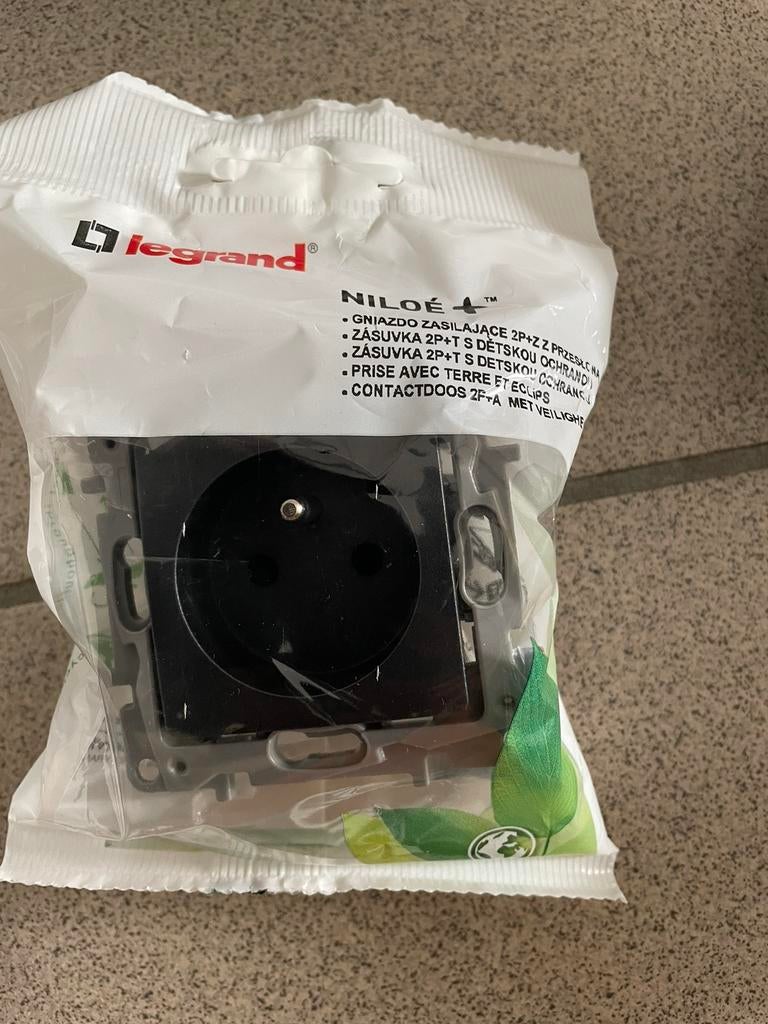 Legrand Stopcontact met Aarding Zwart Nieuw, Doe-het-zelf en Bouw, Elektriciteit en Kabels, Ophalen, Nieuw, Stopcontact