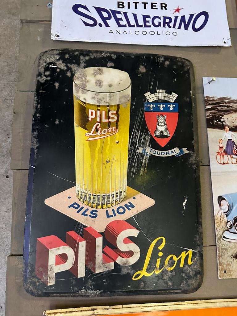 Enseigne publicitaire ancienne – PILS LION – Tournai (1951), Collections, Enlèvement ou Envoi, Comme neuf