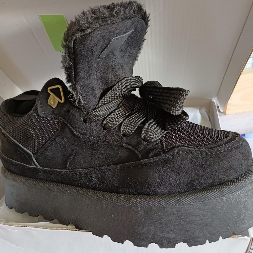 2 paires de baskets, une noire et une beige, Vêtements | Femmes, Enlèvement, Neuf, Beige