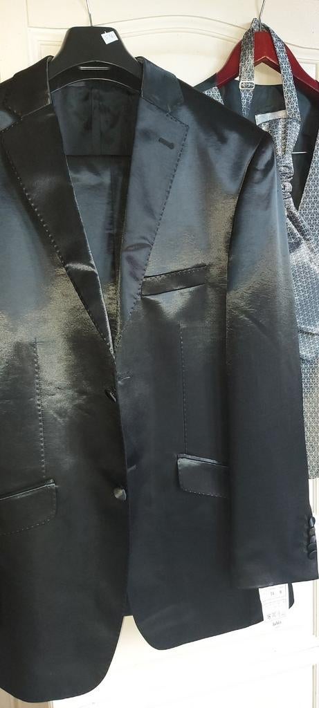 Nieuw kostuum maat 54 zwart glanzend..onderjasje en das, Ophalen of Verzenden, Nieuw, Maat 52/54 (L), Zwart
