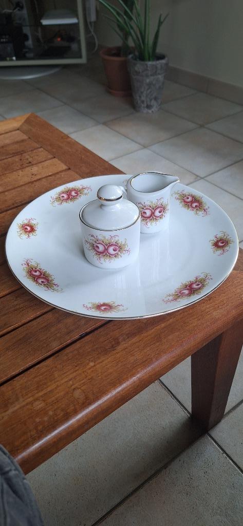 Grande assiette ancienne, pot à lait et sucrier porcelaine., Antiquités & Art, Antiquités | Porcelaine, Enlèvement ou Envoi