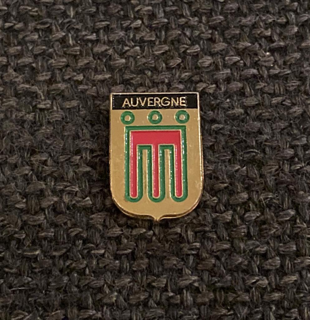 PIN - AUVERGNE - FRANCE - FRANKRIJK, Envoi, Utilisé, Ville ou Campagne, Insigne ou Pin's