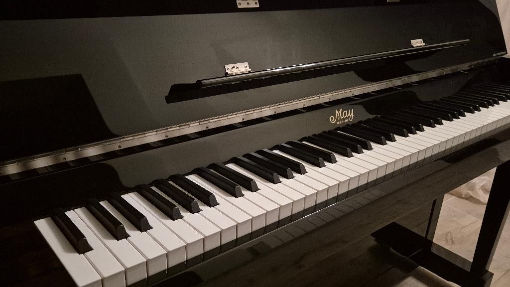 Moderne May Berlin Piano (by Schimmel) Zwart Hoogglans 121cm, Muziek en Instrumenten, Ophalen, Zwart, Zo goed als nieuw, Piano