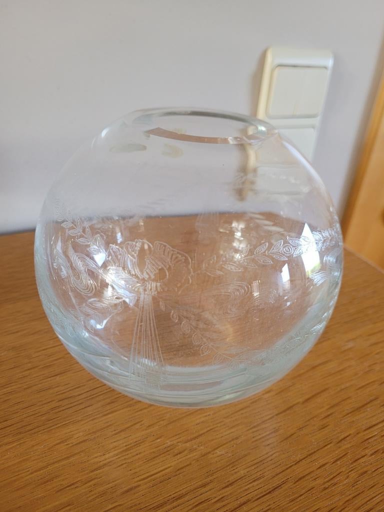 Vase boule ciselé en cristal de bohème 13 cm, Enlèvement, Comme neuf