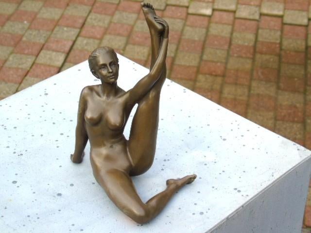 femme nue jambe en l air bronze signé MAVCHI, Antiquités & Art, Antiquités | Bronze & Cuivre, Bronze, Enlèvement ou Envoi
