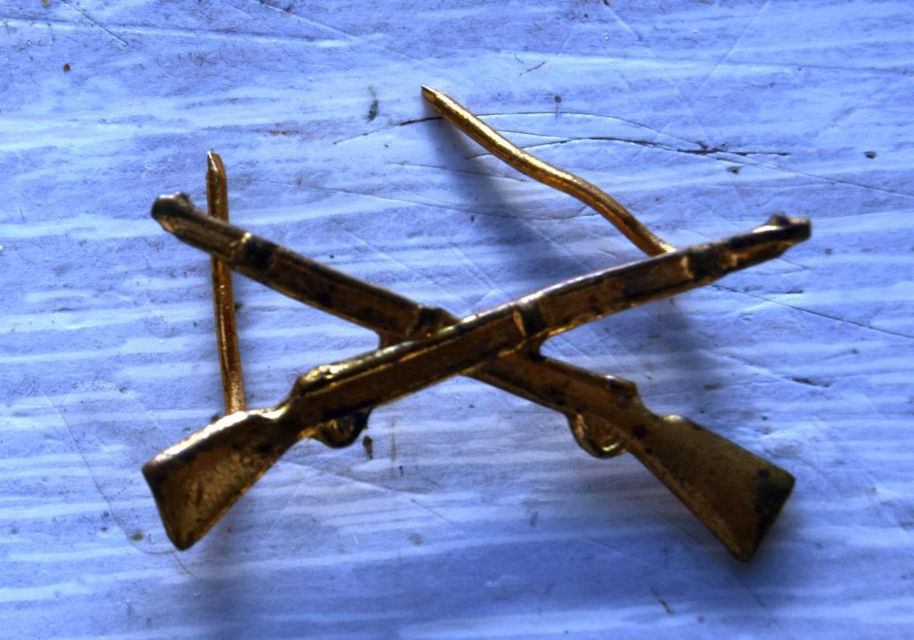 insigne amée fusils croisés mod1, Collections, Objets militaires | Général, Enlèvement ou Envoi, Armée de terre, Emblème ou Badge