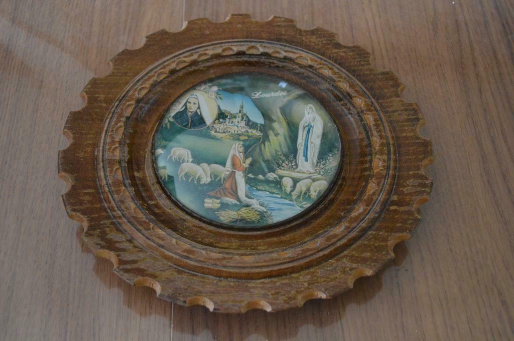Houten bord met lourdes afbeelding achter bolglas, Antiquités & Art, Antiquités | Objets religieux, Enlèvement ou Envoi